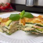 Lasagna di zucchine in friggitrice ad aria senza pasta, con prosciutto e formaggio: ricetta facile, filante e pronta in pochi minuti.