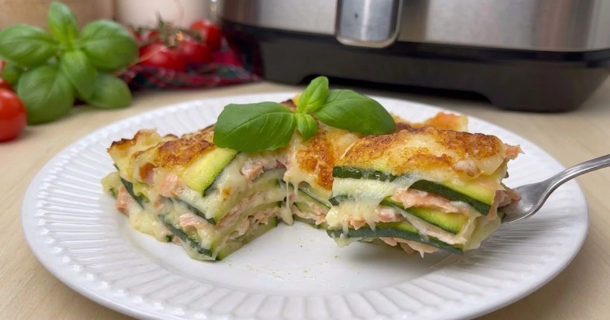 Lasagna di zucchine in friggitrice ad aria senza pasta, con prosciutto e formaggio: ricetta facile, filante e pronta in pochi minuti.